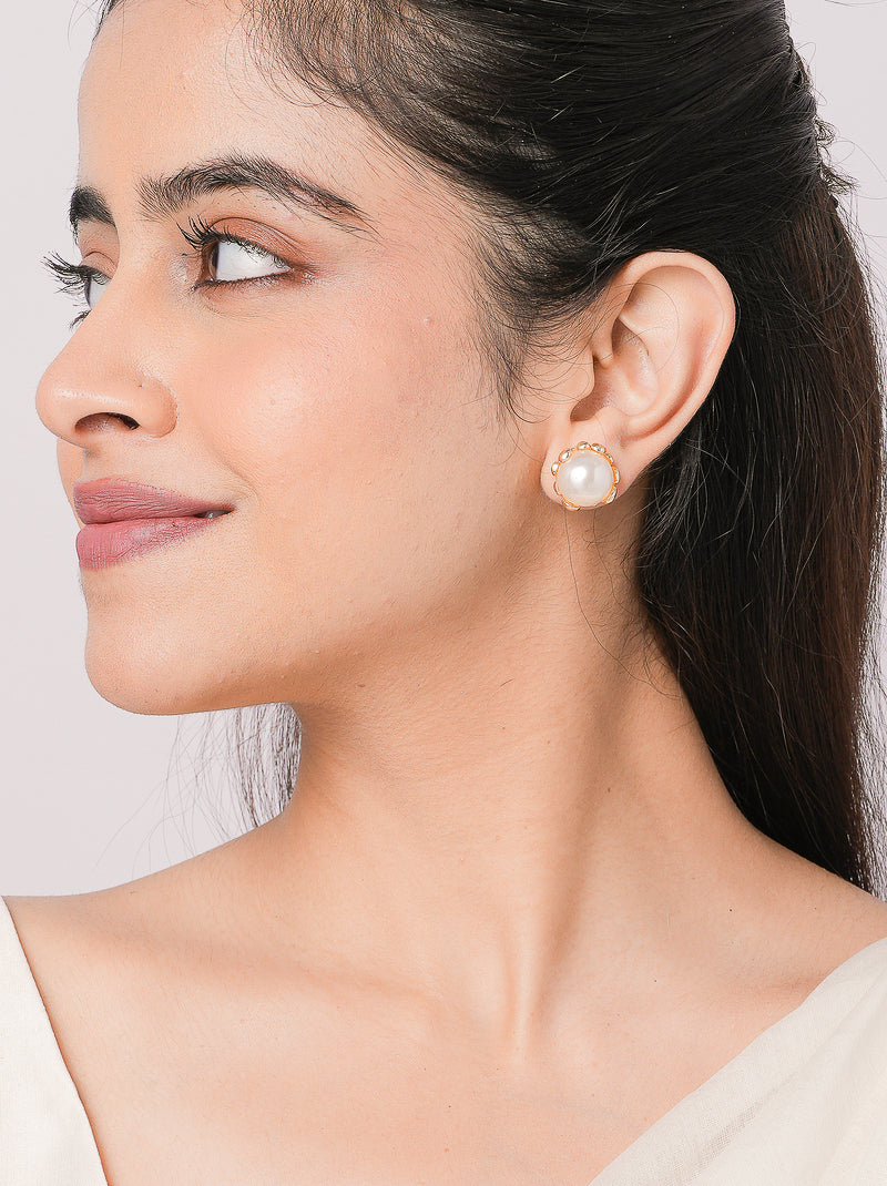Sara Pearl Drip Stud