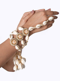 Netra White Shell Hathphool